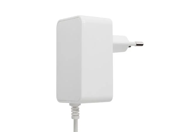 Fonte de Alimenta&ccedil;&atilde;o Univesal - 12&nbsp;vdc - 2&nbsp;a - 24&nbsp;w - Conector 2.1 X 5.5 Mm - Branco