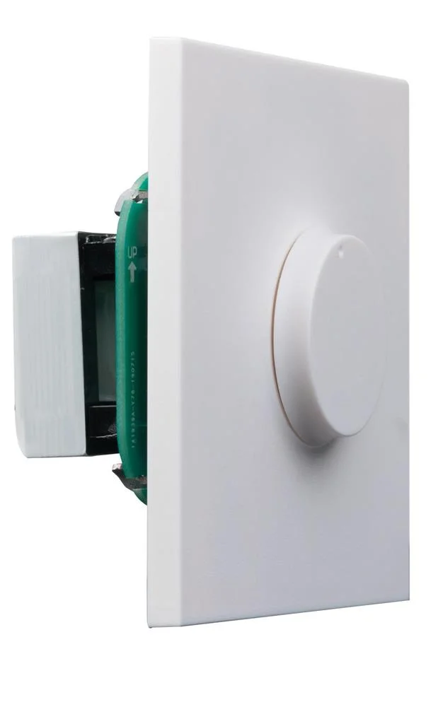 Atenuador de Linha de 100 V. Entrada de 2 Fios e Prioridade de 3 e 4 Fios (24 V). Montagem Embutida 