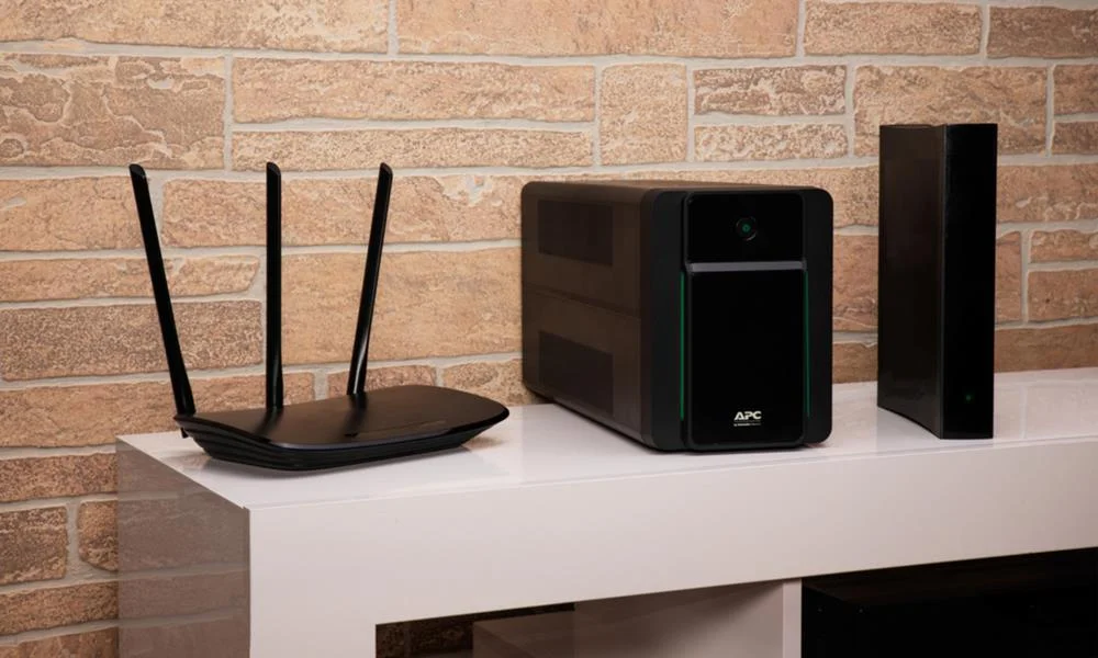 Apc Back-Ups 2200va 230v Avr   Accs