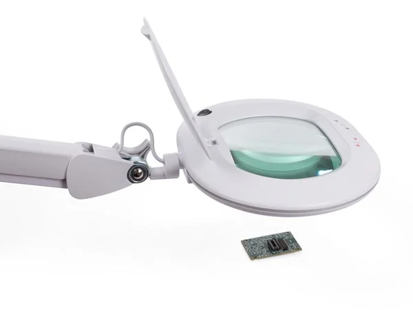 L&aacute;mpara de Escritorio LED Con Lupa - Regulable.