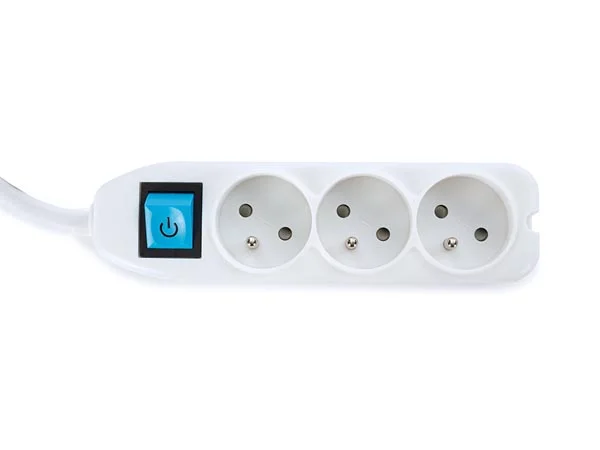 Toma Con Organizador de Cables - 3 Entradas